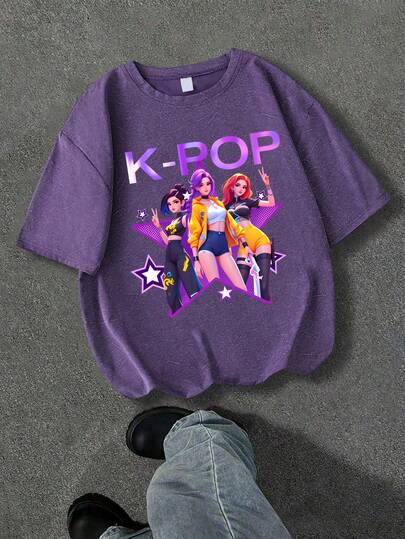水洗紫色韩流风格T恤，适合青少年女孩，印有卡通女团和“K-POP”图案，休闲宽松版型，适合上学、街头穿搭和日常休闲穿着。