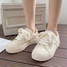 Tenis de mujer casuales y zapatillas blancas mujer en . Calzado deportivo de cuero PU con suela gruesa tipo plataforma y cordones anchos decorativos. Tenis para mujeres de diseño nicho con punta redonda y detalles elegantes. Zapatos para mujer cómodos, transpirables y antideslizantes de estilo coreano versátil. Calzado para caminar con diseño retro, ligero y resistente al desgaste para uso diario. - Beis - Ver 2