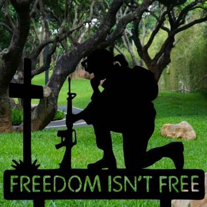 1 tượng trang trí sân vườn hình người lính 2D, cọc trang trí sân vườn mang chủ đề yêu nước, đồ trang trí sân vườn ngày Quốc khánh 4 tháng 7, cọc trang trí sân vườn nghệ thuật, tượng người lính ngày Quốc khánh, đồ trang trí sân vườn ngày Cựu chiến binh, đồ trang trí sân vườn ngoài trời mang chủ đề yêu nước.