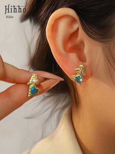Hihho 1 Pair Unique Golden Asymmetrical Double Heart Blue Zirconia Stud Earrings, Textured Metal Base With Pink Accents And Small Diamonds, Vintage Fashionable Versatile Jewelry, Comfortable Wear For Women, Suitable For Daily, Dating Or Gift