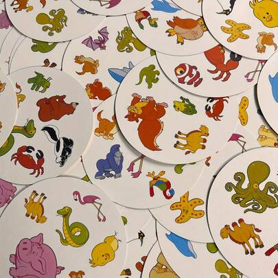 Trò chơi và hoạt động ghép hình tốc độ cao dành cho các bữa tiệc - Thử thách tìm kiếm động vật hoang dã và thú vị trong sở thú dành cho 2-8 người chơi, lý tưởng cho các buổi tối chơi game gia đình, các chuyến đi sở thú và học tập trên lớp - Thiết kế hộp thiếc màu xanh nhỏ gọn, dễ mang theo để giải trí nhóm nhanh chóng và đầy màu sắc khi di chuyển.