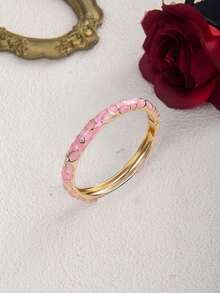 这款复古新款中式宫廷风手链，镶嵌钻石，饰以色彩缤纷的花卉图案，并采用珐琅涂层，开口设计，弹性十足，适合女性在办公室、日常、街头、音乐节等场合佩戴，是时尚女士的理想饰品。它也是一份节日礼物，适合婚礼、情人节、母亲节和生日等场合。 - 花 - 查看 13