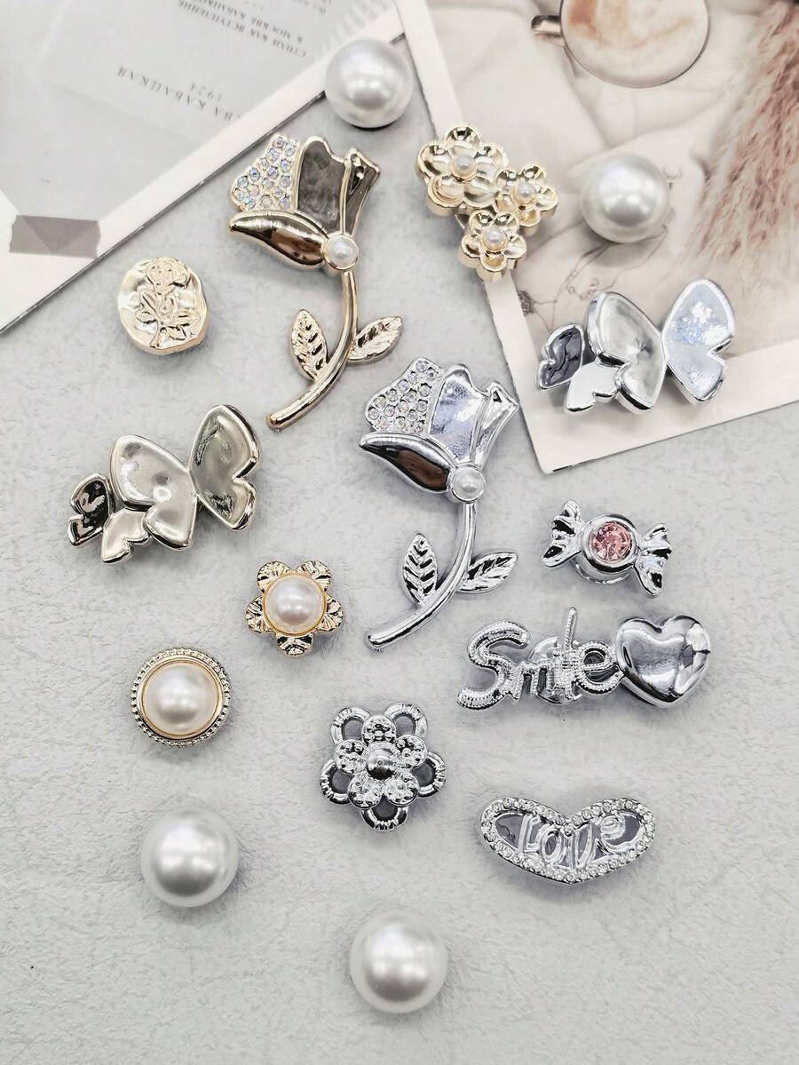 16 chiếc phụ kiện trang trí giày bằng nhựa hình hoa vàng bạc lấp lánh, tự làm đồ trang trí sang trọng, hình trái tim và bướm, phụ kiện khóa giày dép, kẹp giày ngọc trai nhân tạo, đồ trang trí phù hợp với dép lê nữ, dép xăng đan, dép đi vườn, giày đi biển, túi xách, quà tặng Giáng sinh, Halloween, sinh nhật, lễ hội, quà tặng trang trí tiệc.