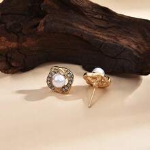 1 Đôi bông tai ngọc trai xoắn rỗng, thiết kế tinh tế, kiểu dáng tối giản thanh lịch, thể hiện sự nhẹ nhàng sang trọng, phù hợp cho cả ngày thường, hẹn hò và dự tiệc. - Vàng - Xem 9