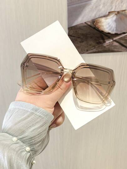 1副女士方形时尚眼镜，轻盈聚碳酸酯镜框，柔软有色镜片，休闲百搭，适合户外活动，附带眼镜盒