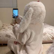 1 chiếc áo choàng ngủ nữ dễ thương hình tai thỏ và nơ đỏ, chất liệu lông cừu san hô, rộng rãi, thoải mái, thích hợp cho spa khách sạn, hồ bơi ngoài trời, giữ ấm khi ngủ, có mũ trùm đầu, bộ đồ ngủ nữ hoạt hình, đồ mặc nhà thoải mái. - Nhiều màu - Xem 5