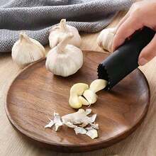1个硅胶蒜瓣剥皮器，耐用便捷，厨房工具，手动蒜瓣剥皮器，适合厨房使用 - 黑色 - 查看 1