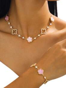 1 Set mit 2 Stücke modischem, elegantem hochwertigen Glücks-Blumenanhänger mit 5 Blütenblättern, Kristallen und Kleeblatt mit 4 Blättern, rosafarbenem Kleeblatt mit 5 Blättern als Halskette & Armband Set für Frauen - mehrfarbig - Übersicht 1