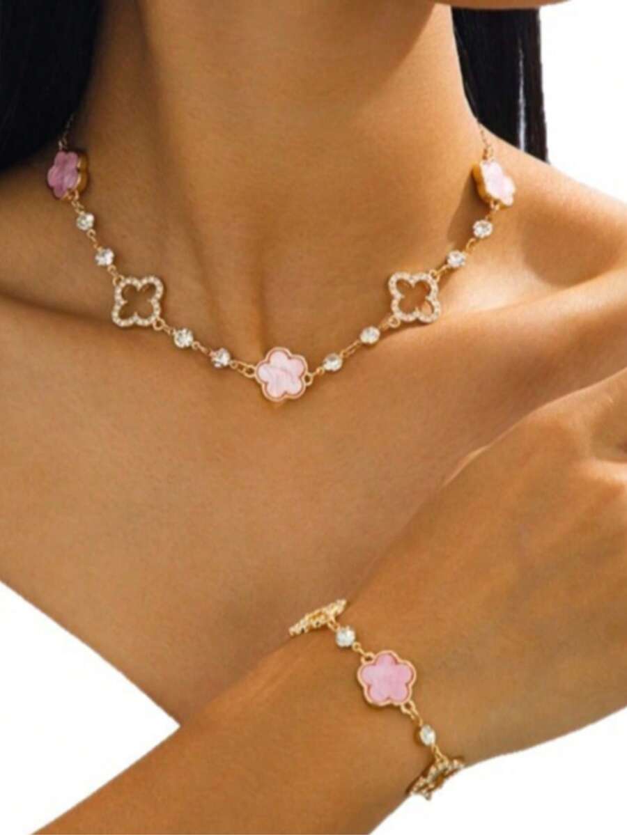 1 Set mit 2 Stücke modischem, elegantem hochwertigen Glücks-Blumenanhänger mit 5 Blütenblättern, Kristallen und Kleeblatt mit 4 Blättern, rosafarbenem Kleeblatt mit 5 Blättern als Halskette & Armband Set für Frauen - mehrfarbig - Übersicht 1