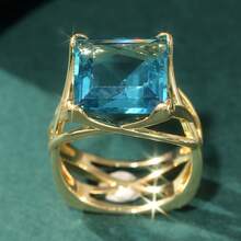 Chiếc nhẫn nhựa này mang một vẻ đẹp nghệ thuật, với thiết kế đường nét hình học tinh tế, độc đáo và cao cấp, là lựa chọn lý tưởng để tham dự các buổi tiệc sang trọng, tiệc trên du thuyền và những dịp tương tự. - Vàng - Xem 11