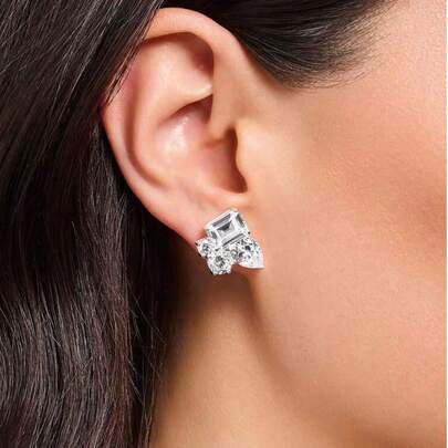 一对镶嵌锆石的银耳环，优雅时尚，适合日常佩戴，是送给女朋友的绝佳礼物。