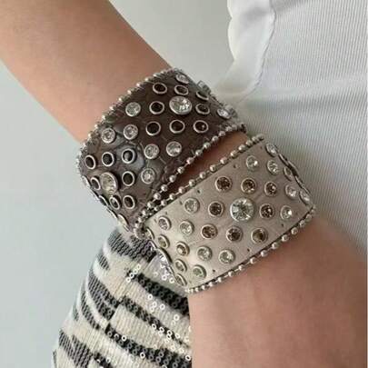 1件朋克嘻哈水钻装饰宽皮手镯，复古废土风格手镯腕带，适合派对、音乐节、街头服饰。