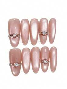 Bộ 10 móng này có tên là Ring Light Pink Sequence. Bộ móng này thể hiện kết cấu lấp lánh mắt mèo liền mạch, với chi tiết nhẫn kim cương 3D nổi bật trên nền hồng nhạt như một chiếc nhẫn bắt sáng trên bề mặt lụa hồng. Lớp phủ bóng tạo thêm nét sang trọng tinh tế, mang đến vẻ ngoài điềm tĩnh và tinh tế. - Hồng - Xem 1