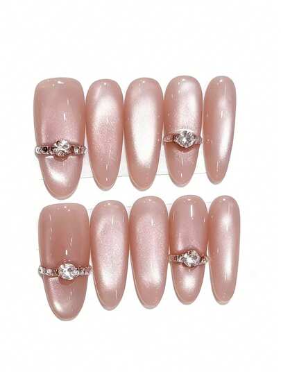 这款美甲贴片名为“环形亮粉色亮片”，共10片。它采用无缝猫眼闪光纹理，3D钻石环形细节在柔和的粉色底色上熠熠生辉，宛如戒指在粉色丝绸表面折射光线。光泽感十足的质地更添一丝精致奢华，打造出沉稳优雅的美甲造型。