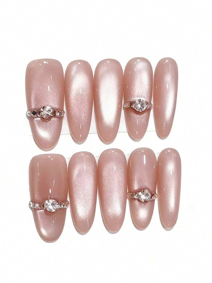 Bộ 10 móng này có tên là Ring Light Pink Sequence. Bộ móng này thể hiện kết cấu lấp lánh mắt mèo liền mạch, với chi tiết nhẫn kim cương 3D nổi bật trên nền hồng nhạt như một chiếc nhẫn bắt sáng trên bề mặt lụa hồng. Lớp phủ bóng tạo thêm nét sang trọng tinh tế, mang đến vẻ ngoài điềm tĩnh và tinh tế. - Hồng - Xem 1