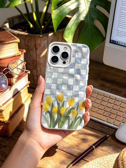 Mavi ve Beyaz Ekose Lale Desenli 16 Pro Serisi Telefon Kılıfı, Beyaz Kırışık Meteorit Dokusu, Taze Kırsal ve Sanatsal Kolaj Estetiğini Sunuyor. Yüksek Parlaklıkta Çizilmeye Karşı Dayanıklı Arka Panel + Esnek Yumuşak Çerçeve, Düşmeye Karşı Koruma ve Rahat Tutuş; Yükseltilmiş Kenarlı Hassas Kamera Kesimi, Duyarlı Düğmeler.