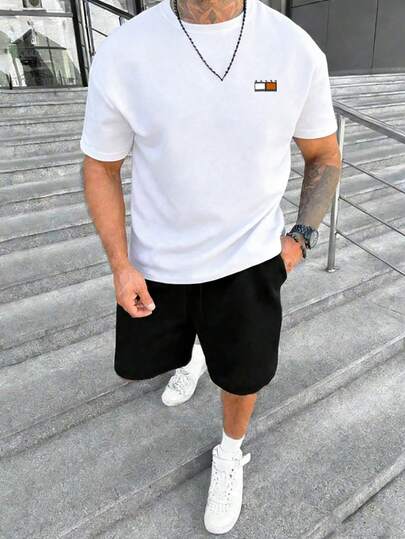 Hombre002y007 Conjunto de camiseta de manga corta y pantalones cortos Casual Versátil  Cómodo y Elegante Conjunto de atuendo casual para hombres, camiseta y shorts negros con estampado elegante en el pecho, perfecto para cualquier ocasión diaria