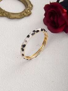 这款复古新款中式宫廷风手链，镶嵌钻石，饰以色彩缤纷的花卉图案，并采用珐琅涂层，开口设计，弹性十足，适合女性在办公室、日常、街头、音乐节等场合佩戴，是时尚女士的理想饰品。它也是一份节日礼物，适合婚礼、情人节、母亲节和生日等场合。 - 花 - 查看 4