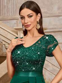 Đầm cocktail ôm sát người, tay phồng, xếp ly, xẻ cao, đính sequin và ren sang trọng, thích hợp cho tiệc cưới, lễ tốt nghiệp, tiệc tối trang trọng. - Màu xanh lá cây đậm - Xem 11