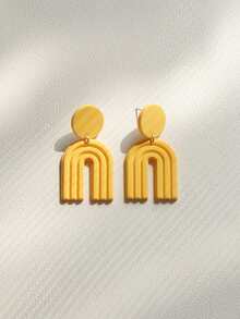 一对黄色雕花亚克力拱形吊坠耳环，度假嘻哈风格，音乐节派对礼物（女士款） - 黃色 - 查看 4