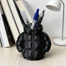 可爱的3D打印羽绒服造型笔筒。创意杯垫，适用于教室、学生书桌。桌面装饰，可用于学校、办公室或学习桌。桌面收纳用品。 - 羽絨衣筆筒 - 查看 2