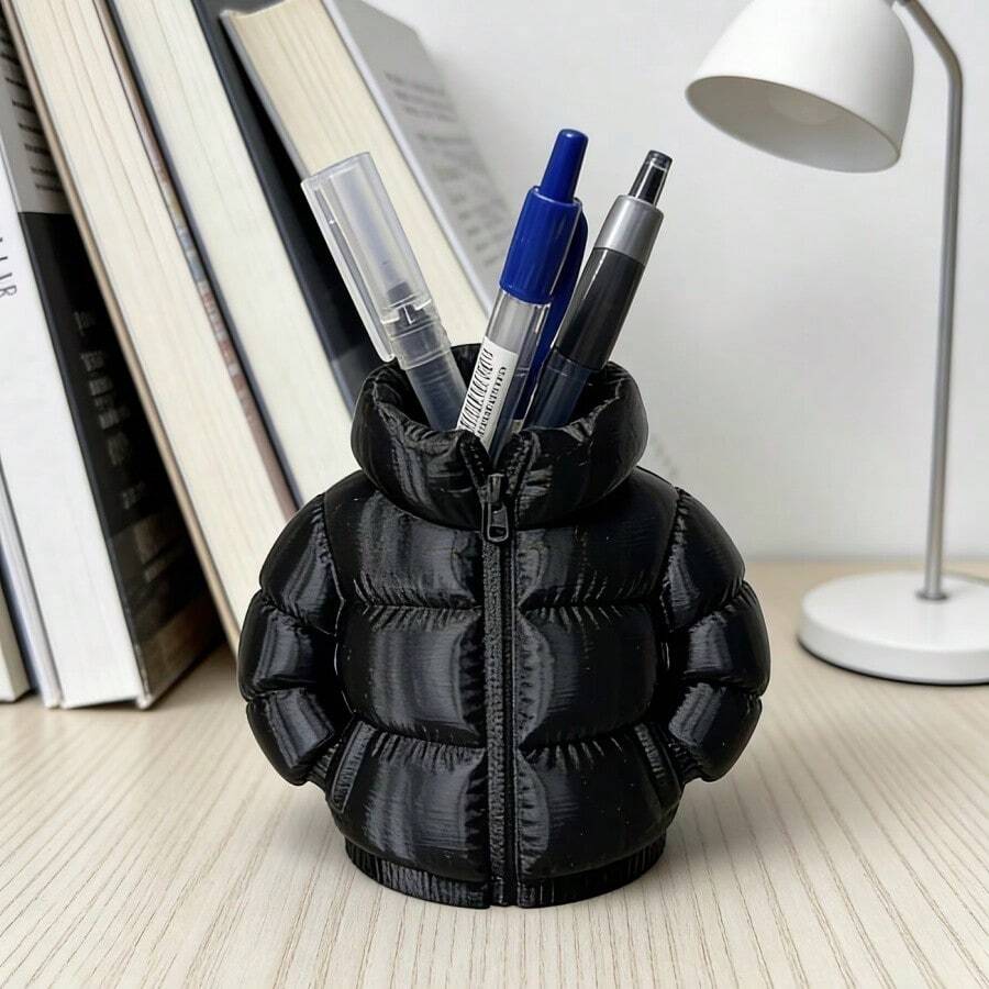 可爱的3D打印羽绒服造型笔筒。创意杯垫，适用于教室、学生书桌。桌面装饰，可用于学校、办公室或学习桌。桌面收纳用品。