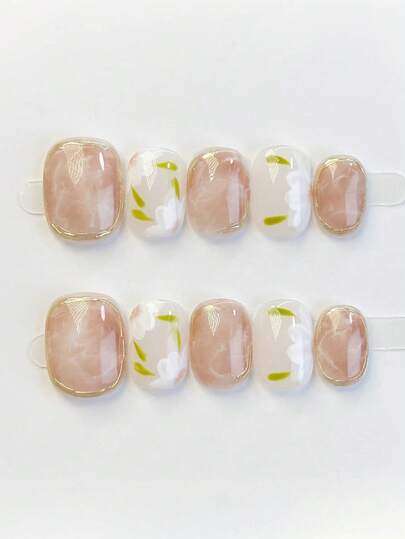 10 móng tay giả thủ công nguyên chất, móng ngắn hình oval, nền màu hồng nude trong suốt/trắng kem, tạo hiệu ứng chuyển màu như đá cẩm thạch. Viền móng được vẽ tay màu vàng kim loại. Thêm hoa trắng và lá xanh non. Mang đến vẻ ấm áp, thanh lịch và tinh tế. Móng tay nhẹ nhàng, trang nhã, dễ thương dành cho phái nữ và các cô gái, thích hợp cho các lễ hội, tiệc tùng và sử dụng hàng ngày vào mùa xuân, hè, thu, đông.