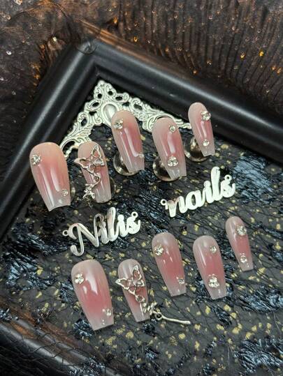 10片装长棺材型手工美甲贴纸，全覆盖可重复使用，中等粘稠度，西瓜粉美甲，西瓜粉和裸粉扎染，3D银色金属镂空蝴蝶带链条和小吊坠，透明水钻美甲配件，Y2K风格美甲套装，适合女性和女孩，节日、日常、派对、聚会等场合使用（包含：一片果冻胶和一条摩擦条）美甲用品