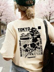女士杏色短袖T恤，采用耐磨面料，背面印有东京古建筑和黑色花卉拼贴图案，展现日式极简街头风，适合城市漫步、艺术展览和旅行摄影。休闲夏季之选。 - 杏色 - 查看 2