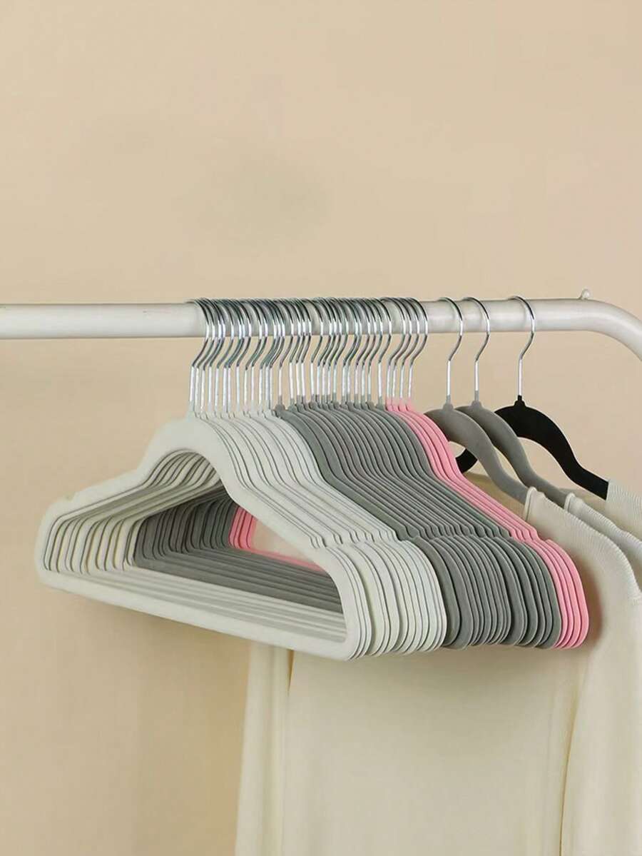 1个优质天鹅绒衣架，防滑柔软毛毡衣架，结实耐用，适用于外套和西装，是理想的衣橱配件 - 彩色 - 查看 1