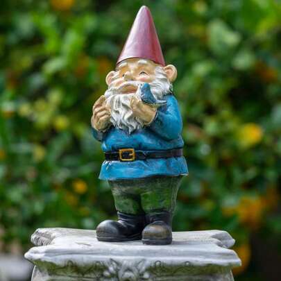 Những bức tượng người lùn sân vườn, được trang trí bằng những chú chim đầy màu sắc, là những vật trang trí bằng nhựa thú vị, phù hợp để trang trí sân hiên và ban công.