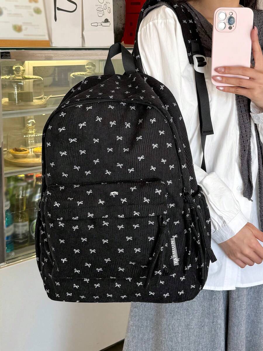 新款灯芯绒蝴蝶结印花女士背包，大容量休闲实用，是校园生活和学生使用的理想之选。适合上课、返校、户外活动或旅行。它不仅便于携带，而且容量大。