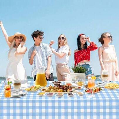 1 Gói khăn trải bàn nhựa dùng một lần màu xanh nhạt kẻ caro, hình chữ nhật màu xanh nhạt và trắng, thích hợp cho tiệc tùng, dã ngoại ngoài trời, sinh nhật, đám cưới, cắm trại, kích thước 54*108 inch.