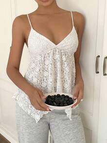 阳光少女风夏季女士Y2K白色蕾丝吊带背心，性感不对称下摆设计，适合街头、通勤、约会和下午茶等场合。 - 白色 - 查看 4