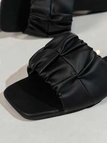 女士时尚褶皱平底凉鞋，黑色百搭宽楦凉鞋 - 黑色 - 查看 6