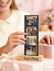 可定制亚克力照片展示架 - 支持照片和文字个性化定制。可容纳2张、3张或4张照片，搭配精心打造的天然木质底座。采用经典电影主题设计。是婚礼装饰、订婚照展示和桌面摆设的理想之选。 - 彩色 - 查看 10