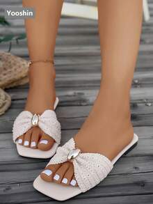 Dép xăng đan nữ mới về, thiết kế mũi vuông đế bằng, điểm nhấn nơ tươi tắn, phụ kiện kim loại mạ vàng cao cấp, kiểu dáng xỏ chân, nhẹ nhàng và thoải mái, dễ phối đồ, phù hợp cho ở nhà, dã ngoại mùa xuân/hè, kỳ nghỉ đồng quê, dép đi biển thời trang đường phố. - Màu be - Xem 3