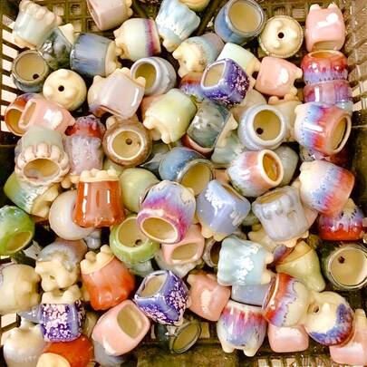 5个迷你拇指花盆套装，颜色和形状各异，超级可爱的小型多肉植物种植盆，迷你花盆装饰，适用于家庭园艺和节日装饰，家居装饰