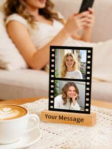 可定制亚克力照片展示架 - 支持照片和文字个性化定制。可容纳2张、3张或4张照片，搭配精心打造的天然木质底座。采用经典电影主题设计。是婚礼装饰、订婚照展示和桌面摆设的理想之选。 - 彩色 - 查看 6