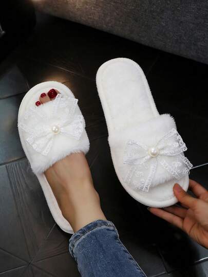 Dép lê ren nơ đính ngọc trai, ấm áp và thoải mái, hở mũi, thích hợp cho tiệc cô dâu, tiệc độc thân và ngày cưới. Dép lê đế bằng màu trắng, hở mũi.