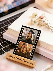 可定制亚克力照片展示架 - 支持照片和文字个性化定制。可容纳2张、3张或4张照片，搭配精心打造的天然木质底座。采用经典电影主题设计。是婚礼装饰、订婚照展示和桌面摆设的理想之选。 - 彩色 - 查看 7