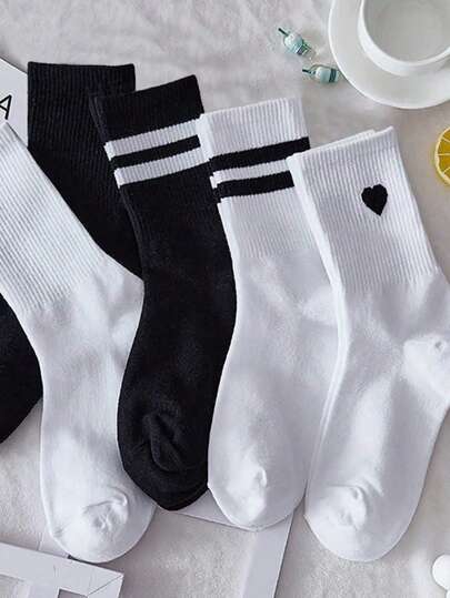 5 đôi tất nữ dài đến bắp chân, kiểu dáng thường ngày, có các lựa chọn kẻ sọc, màu trơn và họa tiết trái tim. Thoải mái và năng động, phù hợp cho mặc hàng ngày, du lịch, đi học và phối đồ. Giá cả phải chăng, là món quà Giáng sinh lý tưởng.