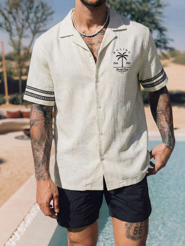 Camisa estampada de estilo vacacional para hombre, parte superior de corte holgado con estampado de árboles de coco de color crema, cuello cuadrado cubano, ropa de playa de moda con ambiente vacacional