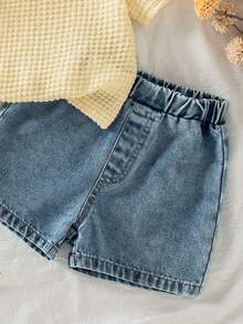 Bộ 2 món cho bé gái gồm áo thun tay cánh hoa cổ bèo và quần short denim, trang phục thường ngày đa năng và tiện dụng cho các dịp lễ hội. - Màu vàng - Xem 3