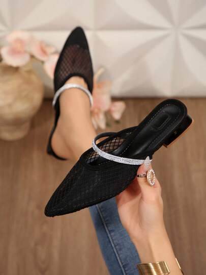 尖头平底穆勒鞋，蕾丝网面装饰，后跟无松紧带设计，休闲优雅，适合办公室通勤。
