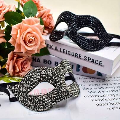 1 chiếc mặt nạ nửa mặt đính đá cao cấp, kiểu dáng Châu Âu và Mỹ, thích hợp để trang trí tiệc Halloween.