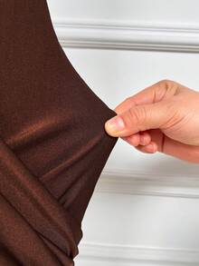 AIJ Đầm mini ôm sát không tay dây mảnh màu nâu quyến rũ Amarilo dành cho nữ, đầm dự tiệc bằng vải dệt kim xếp ly hở lưng, đầm bút chì thanh lịch mùa hè. - màu nâu - Xem 6