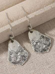 1 Pair Vintage Floral Engraved Asymmetrical Geometric Shape Pendant Earrings, Handmade Jewelry Designed For Women, Suitable For Daily Wear And Vacation, An Excellent Gift Choice For Her - Antique Silver - View 9