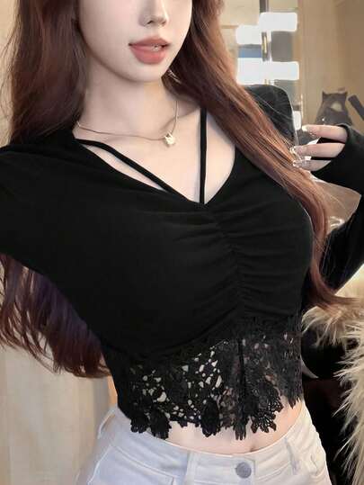 女士黑色紧身长袖高领上衣，蕾丝边V领短款打底衫，优雅别致，春夏款
