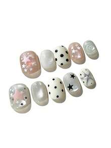 Bộ 10 móng tay này có tên là Star Conch Sea Sequence. Mẫu móng này có lớp nền màu hồng nude trong suốt, kết hợp với các điểm nhấn hình ngôi sao 3D màu hồng, kim tuyến bạc, chấm bi đen, họa tiết ngôi sao bạc và thiết kế vỏ sò xoắn ốc. Lớp sơn bóng loáng bắt sáng như một bãi biển đầy sao lúc hoàng hôn, tạo nên một vẻ đẹp mộng mơ, kỳ ảo, vừa dịu dàng vừa tinh nghịch. - Nhiều màu - Xem 2